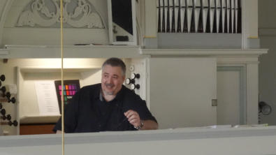 Bernhard Harm erklärt die historische Orgel,1844 vom Thüringer Orgelbauer Friedrich Knauf fertig gestellt. 