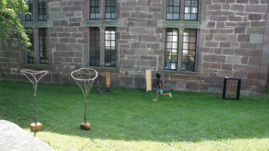 Anyou Reuter zeigt seine Holzskulpturen rings um die Kirche.