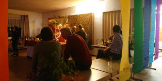 Sich wieder treffen und unterhalten. Maibowle und selbstgemachte kleine Speisen im bunt dekorierten DGH 