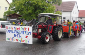 Das Familienzentrum präsentierte sich mit einem bunten und lebendigen Festwagen beim Heimatfest. Eine Bildergalerie ist in Vorbereitung
